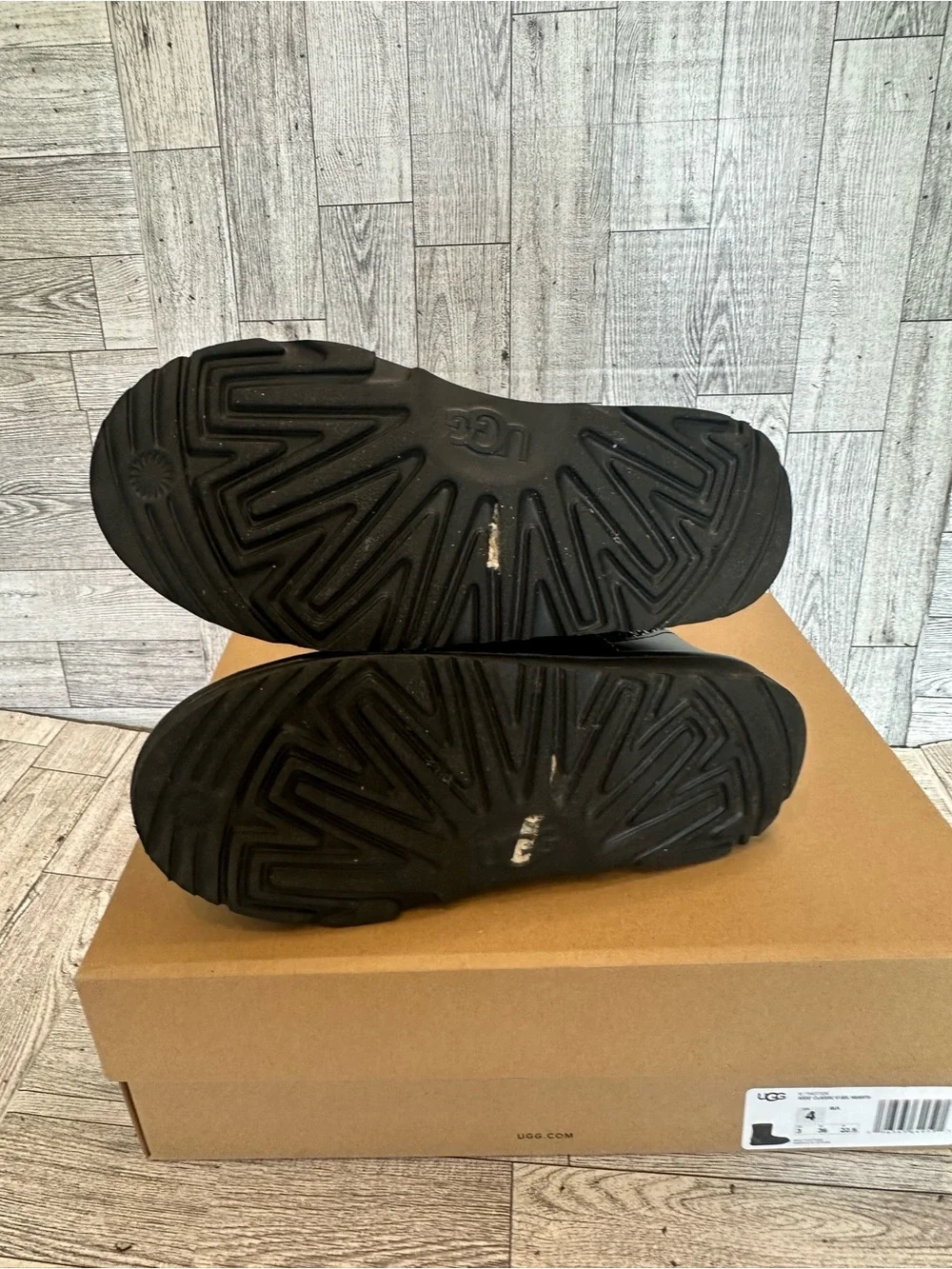 UGG Kids size4 Black Textured classic || gel hearts Winter Boots